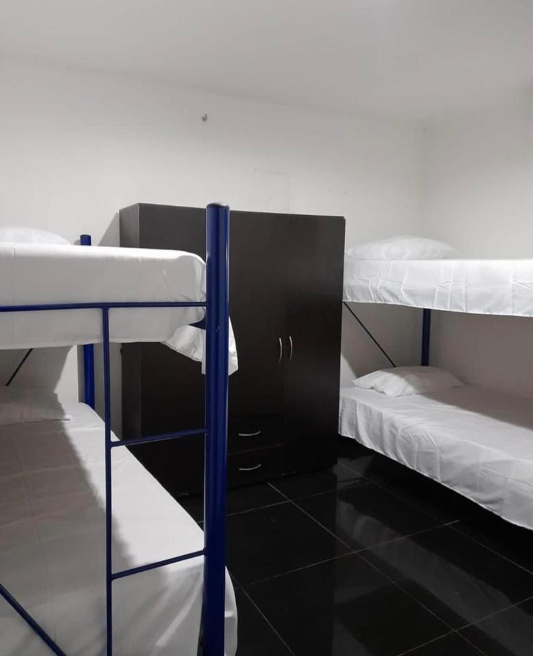 12 Personas En Apartamento *